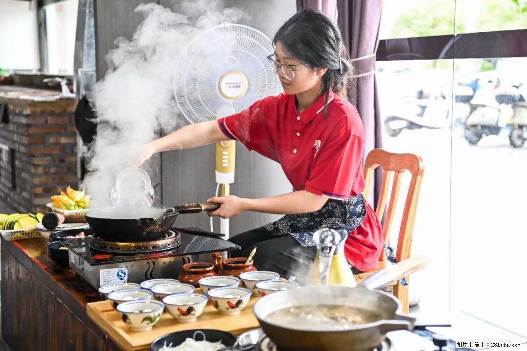 全网追的“扁担女孩”，找了一份暑假工，时薪12元 - 锦州生活资讯 - 锦州28生活网 jinzhong.28life.com